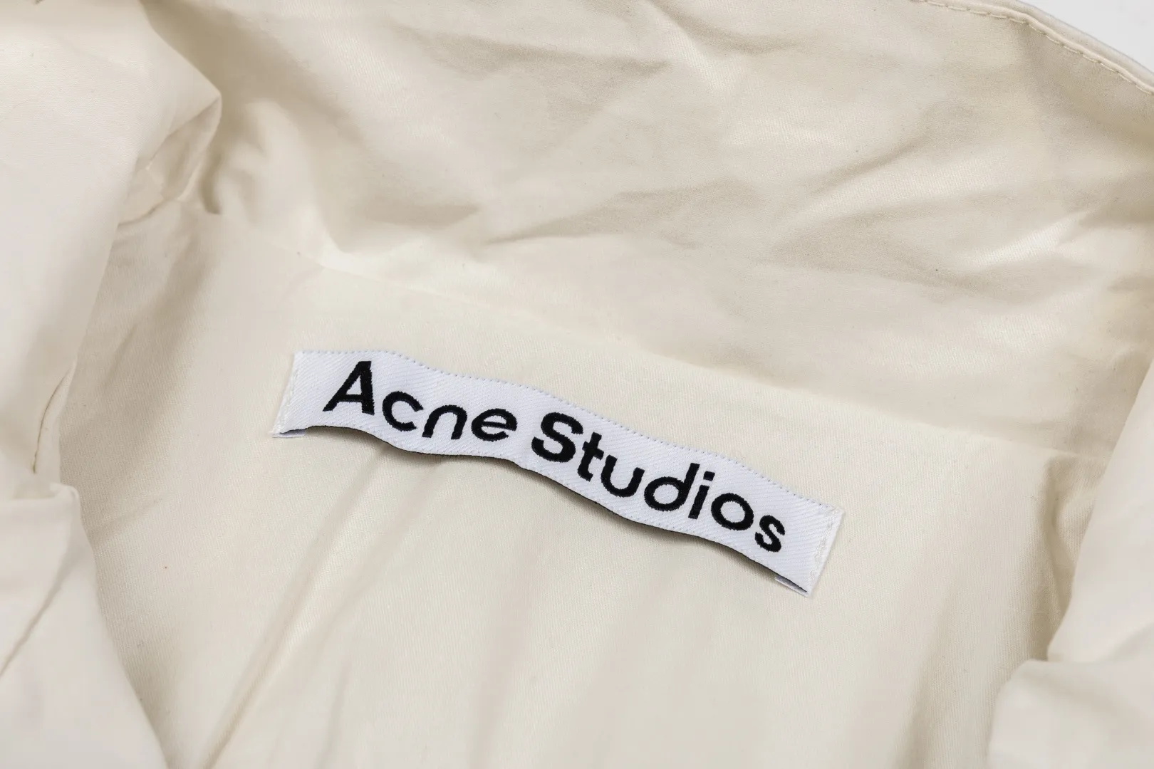 145 Acne Studios letter stand collar windproof jacket Retro loose casual jacket 🌞 Retro sports style stand collar jacket, Swedish brand Classic STOCKHOLM back print 🌞 Loose off-shoulder version, not picky about body shape, same style for men and women, daily layering artifact 🌞 Light woven fabric, mesh lining, Breathable and comfortable, just needed in spring and autumn 🌞 The hem + cuffs are elasticated to lock the fit and prevent wind from entering 🌞 Fully zipper design, easy to put on and take off, small logo on the front and large letters on the back, simple and recognizable 🌞 Available in black/Cream White, basic Versatile style, suitable for commuting and going out. Style number: ST 013# Color: Black White Size: S-2XL